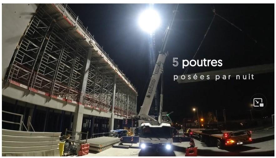 Vidéo : Pose des poutres de recouvrement du centre omnisport
